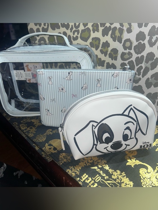 Disney Handbags - Disney’s 101 Dalmatians 3 In 1 Makeup Bag
3-in-1 101 Dalmatians makeup bag